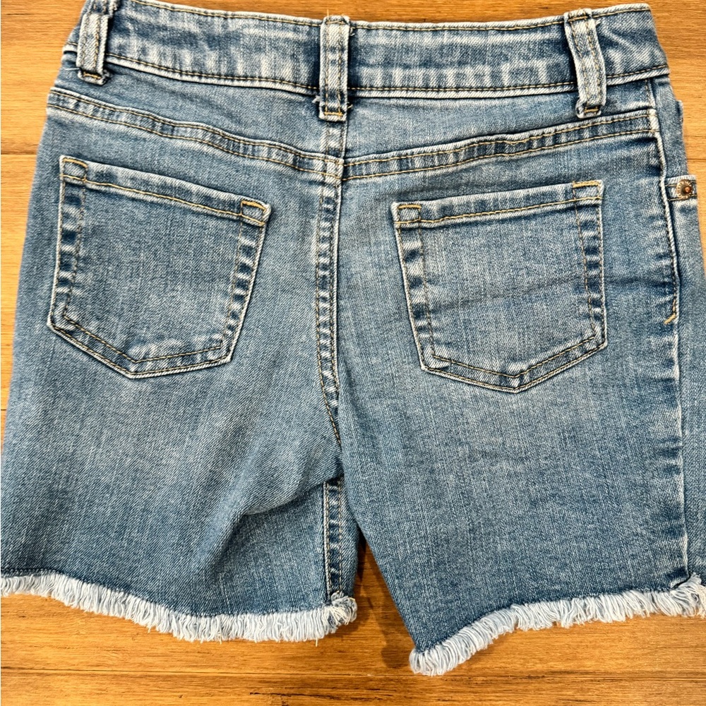 NWT Girls Small Frayed Hem Denim Shorts - Picture 2 of 3